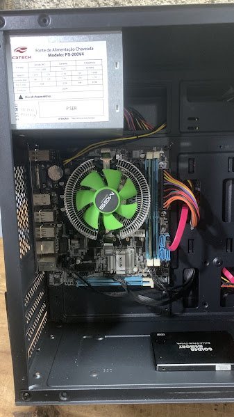 Interior do computador após a manutenção preventiva e limpeza