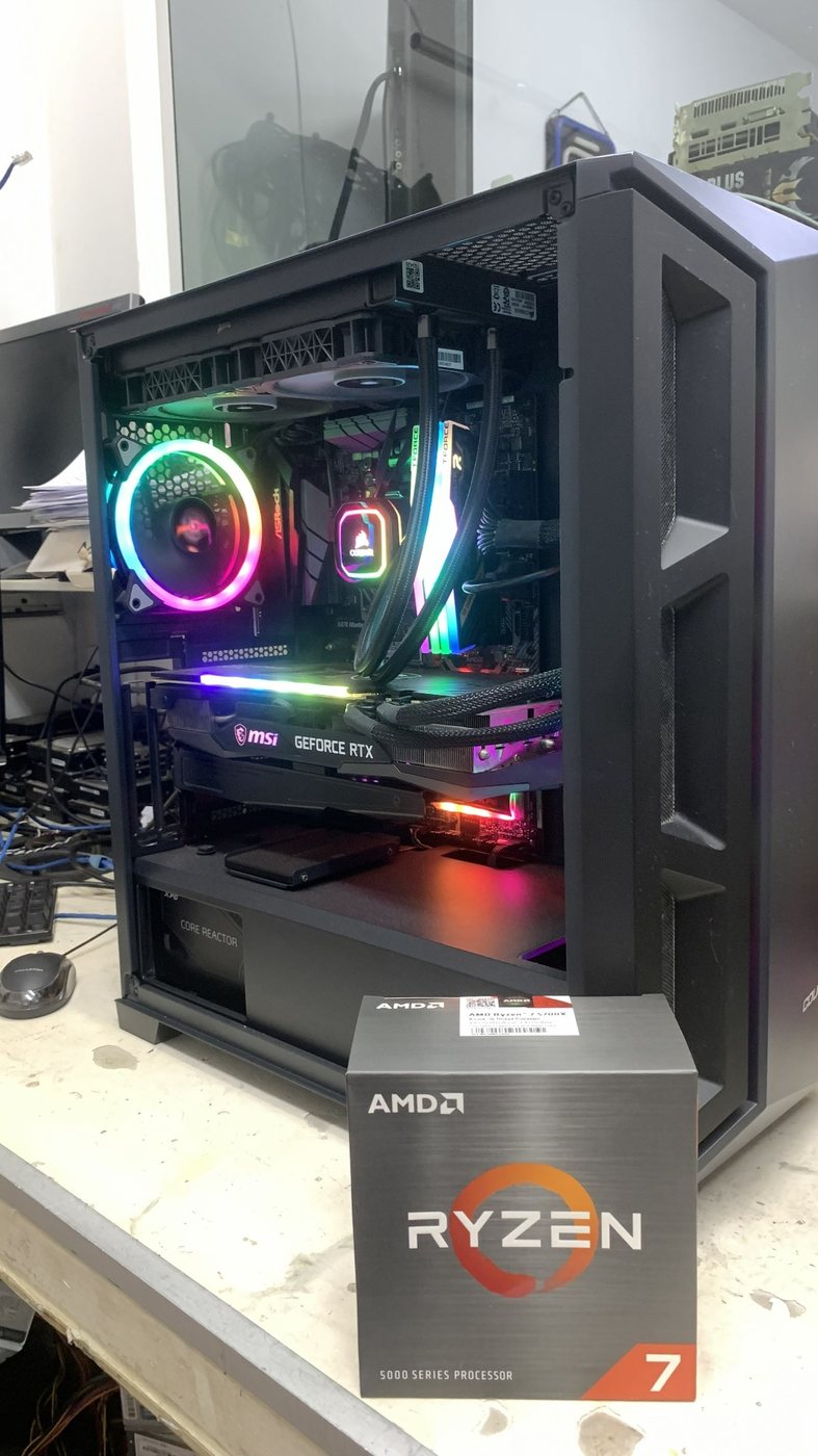 Computador gamer com componentes e iluminação RGB