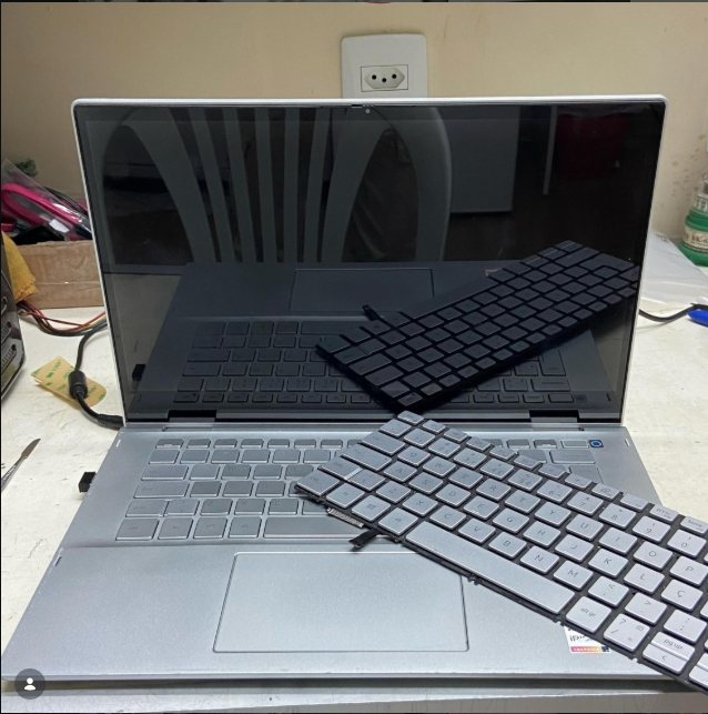Notebook aberto para substituição de teclado