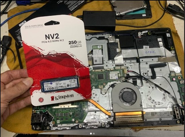 Notebook aberto durante upgrade de armazenamento com SSD NVMe