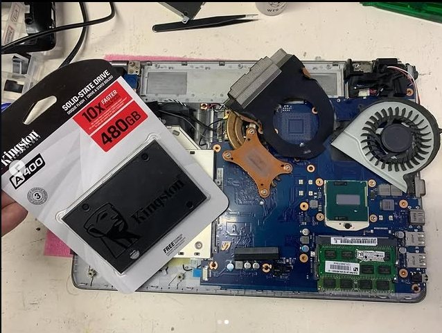 Notebook desmontado durante instalação de unidade SSD